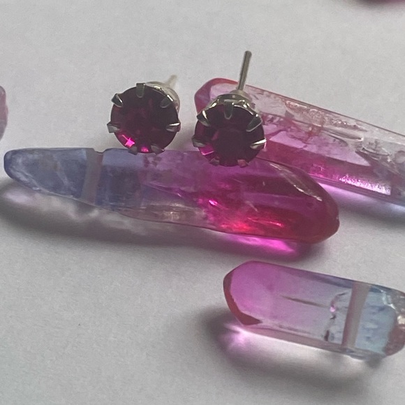 ๐Sale ๐2 for $10 NWOT never worn pretty pink set in silver (color) posts - Picture 2 of 4